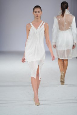 Los angeles - Mart 13: bir model yürümek quynh pist paris tarzı moda haftası sırasında vibiana Katedrali üzerinde 13 Mart 2013 yılında los angeles, ca