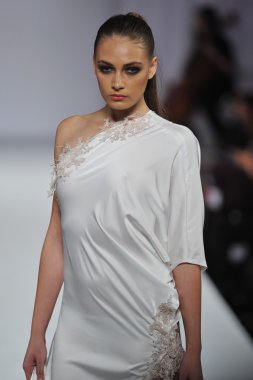 Los angeles - Mart 13: bir model yürümek quynh pist paris tarzı moda haftası sırasında vibiana Katedrali üzerinde 13 Mart 2013 yılında los angeles, ca