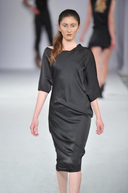 Los angeles - 13 Mart: model quynh pist yürür paris tarzı moda haftası sırasında vibiana Katedrali üzerinde 13 Mart 2013 yılında los angeles, ca