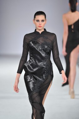 Los angeles - 13 Mart: model quynh pist yürür paris tarzı moda haftası sırasında vibiana Katedrali üzerinde 13 Mart 2013 yılında los angeles, ca