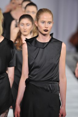 Los angeles - 13 Mart: modelleri quynh pistin final yürümek paris tarzı moda haftası sırasında vibiana Katedrali üzerinde 13 Mart 2013 yılında los angeles, ca