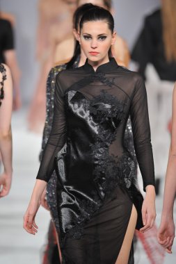 Los angeles - 13 Mart: modelleri quynh pistin final yürümek paris tarzı moda haftası sırasında vibiana Katedrali üzerinde 13 Mart 2013 yılında los angeles, ca