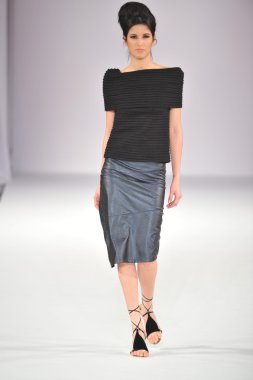 Los angeles - 15 Mart: model roxanne pist yürür nikki stil moda haftası sırasında vibiana katedral üzerinde 15 Mart 2013 yılında los angeles, ca.