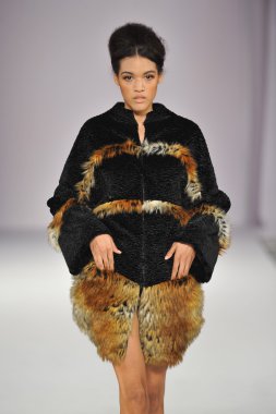 Los angeles - 15 Mart: model roxanne pist yürür nikki stil moda haftası sırasında vibiana katedral üzerinde 15 Mart 2013 yılında los angeles, ca.