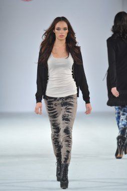 Los angeles - 12 Mart: model xcvi pist yürüyüş tarzı moda haftasında vibiana Katedrali, 12 Mart 2013 yılında los angeles, ca