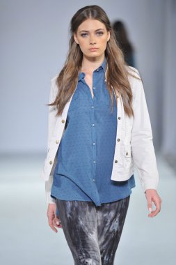 Los angeles - 12 Mart: model xcvi pist yürüyüş tarzı moda haftasında vibiana Katedrali, 12 Mart 2013 yılında los angeles, ca