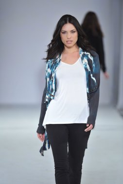 Los angeles - 12 Mart: model xcvi pist yürüyüş tarzı moda haftasında vibiana Katedrali, 12 Mart 2013 yılında los angeles, ca
