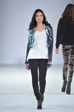 Los angeles - 12 Mart: model xcvi pist yürüyüş tarzı moda haftasında vibiana Katedrali, 12 Mart 2013 yılında los angeles, ca