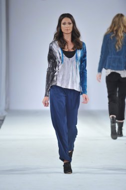 Los angeles - 12 Mart: model xcvi pist yürüyüş tarzı moda haftasında vibiana Katedrali, 12 Mart 2013 yılında los angeles, ca