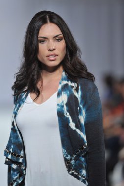 Los angeles - 12 Mart: model xcvi pist yürüyüş tarzı moda haftasında vibiana Katedrali, 12 Mart 2013 yılında los angeles, ca