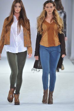 Los angeles - 12 Mart: modelleri xcvi pist yürüyüş tarzı moda haftasında vibiana Katedrali, 12 Mart 2013 yılında los angeles, ca