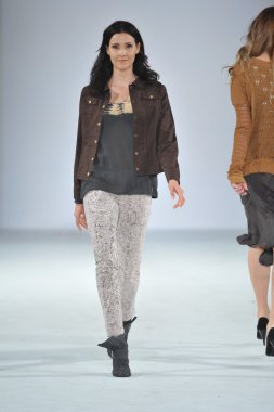 Los angeles - 12 Mart: model xcvi pist yürüyüş tarzı moda haftasında vibiana Katedrali, 12 Mart 2013 yılında los angeles, ca