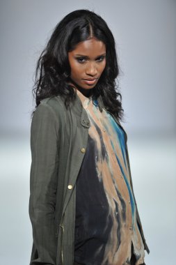 Los angeles - 12 Mart: model xcvi pist yürüyüş tarzı moda haftasında vibiana Katedrali, 12 Mart 2013 yılında los angeles, ca