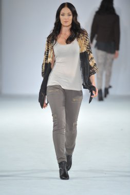 Los angeles - 12 Mart: model xcvi pist yürüyüş tarzı moda haftasında vibiana Katedrali, 12 Mart 2013 yılında los angeles, ca