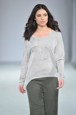 Los angeles - 12 Mart: model xcvi pist yürüyüş tarzı moda haftasında vibiana Katedrali, 12 Mart 2013 yılında los angeles, ca