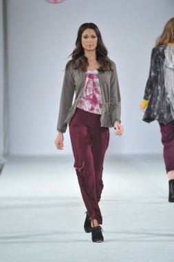 Los angeles - 12 Mart: model xcvi pist yürüyüş tarzı moda haftasında vibiana Katedrali, 12 Mart 2013 yılında los angeles, ca