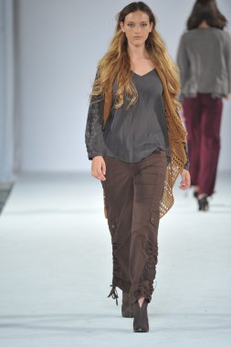 Los angeles - 12 Mart: model xcvi pist yürüyüş tarzı moda haftasında vibiana Katedrali, 12 Mart 2013 yılında los angeles, ca