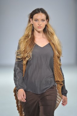 Los angeles - 12 Mart: model xcvi pist yürüyüş tarzı moda haftasında vibiana Katedrali, 12 Mart 2013 yılında los angeles, ca
