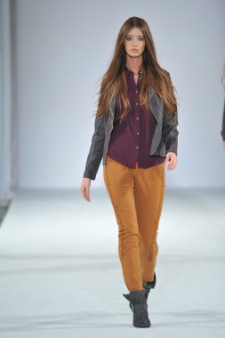 Los angeles - 12 Mart: model xcvi pist yürüyüş tarzı moda haftasında vibiana Katedrali, 12 Mart 2013 yılında los angeles, ca