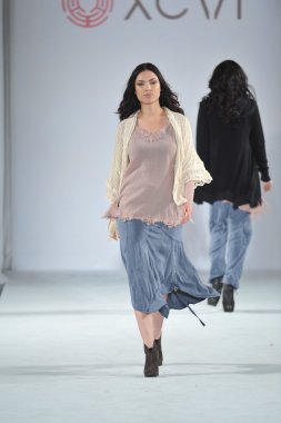 Los angeles - 12 Mart: model xcvi pist yürüyüş tarzı moda haftasında vibiana Katedrali, 12 Mart 2013 yılında los angeles, ca