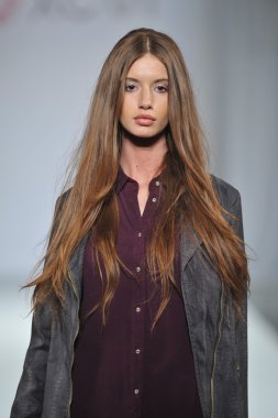 Los angeles - 12 Mart: model xcvi pist yürüyüş tarzı moda haftasında vibiana Katedrali, 12 Mart 2013 yılında los angeles, ca
