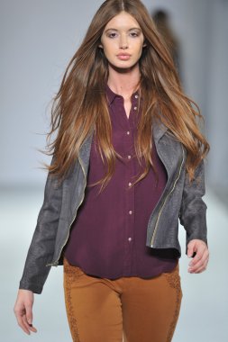 Los angeles - 12 Mart: model xcvi pist yürüyüş tarzı moda haftasında vibiana Katedrali, 12 Mart 2013 yılında los angeles, ca