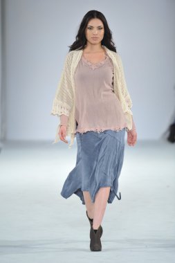 Los angeles - 12 Mart: model xcvi pist yürüyüş tarzı moda haftasında vibiana Katedrali, 12 Mart 2013 yılında los angeles, ca