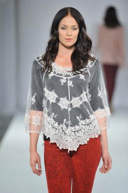 Los angeles - 12 Mart: model xcvi pist yürüyüş tarzı moda haftasında vibiana Katedrali, 12 Mart 2013 yılında los angeles, ca