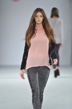 Los angeles - 12 Mart: model xcvi pist yürüyüş tarzı moda haftasında vibiana Katedrali, 12 Mart 2013 yılında los angeles, ca