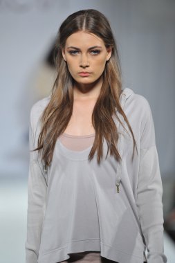 Los angeles - 12 Mart: model xcvi pist yürüyüş tarzı moda haftasında vibiana Katedrali, 12 Mart 2013 yılında los angeles, ca