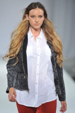 Los angeles - 12 Mart: model xcvi pist yürüyüş tarzı moda haftasında vibiana Katedrali, 12 Mart 2013 yılında los angeles, ca