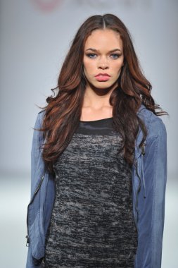 Los angeles - 12 Mart: model xcvi pist yürüyüş tarzı moda haftasında vibiana Katedrali, 12 Mart 2013 yılında los angeles, ca