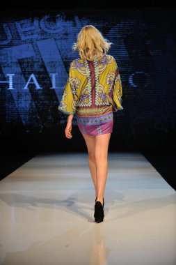 Los angeles - 12 Mart: halle bob gösteri proje ethos moda olay sırasında bir model yürür pist üzerinde 12 Mart 2013 yılında los angeles, avalon club ca