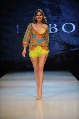 Los angeles - 12 Mart: halle bob gösteri proje ethos moda olay sırasında bir model yürür pist üzerinde 12 Mart 2013 yılında los angeles, avalon club ca