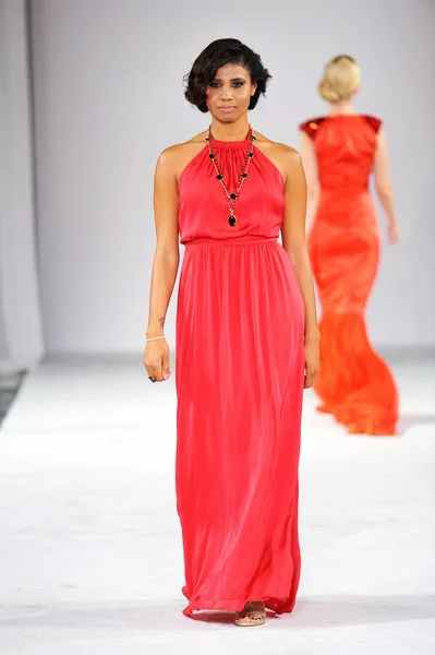 Los Angeles - March 14: Celebrities walk the runway at GO RED in support of American Hart association during STYLE Fashion Week at Vibiana Cathedral on March 14, 2013 in Los Angeles, CA — Stock Photo, Image