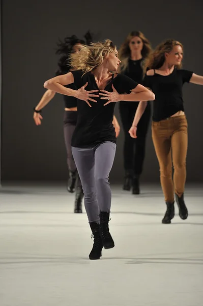 Los Angeles - March 14: Dancers dancing at Madisonpark Collective during STYLE Fashion Week at Vibiana Cathedral on March 14, 2013 in Los Angeles, CA — Stock Photo, Image