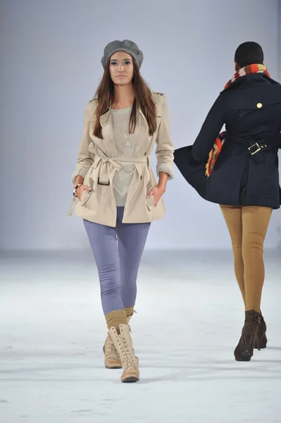 Los angeles - 14 mars: en modell gå banan vid madisonpark kollektiv under style fashion week vibiana Cathedral på 14 mars 2013 i los angeles, ca — Stockfoto