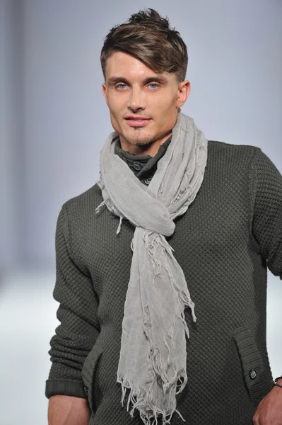 Los Angeles - March 14: A model walks the runway at Madisonpark Collective during STYLE Fashion Week at Vibiana Cathedral on March 14, 2013 in Los Angeles, CA — Stock Photo, Image