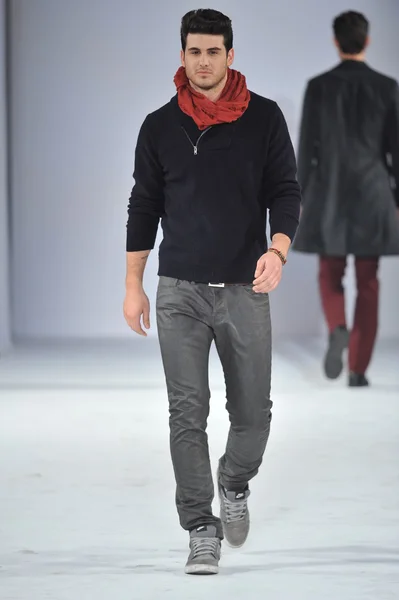 Los Angeles - March 14: A model walks the runway at Madisonpark Collective during STYLE Fashion Week at Vibiana Cathedral on March 14, 2013 in Los Angeles, CA — Stock Photo, Image