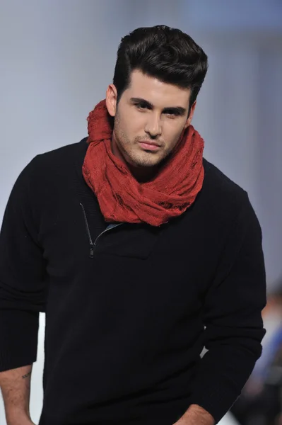 Los Angeles - March 14: A model walks the runway at Madisonpark Collective during STYLE Fashion Week at Vibiana Cathedral on March 14, 2013 in Los Angeles, CA — Stock Photo, Image