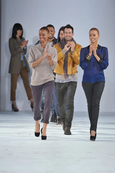 Los Angeles - March 14: A Models walk the runway finale at Madisonpark Collective during STYLE Fashion Week at Vibiana Cathedral on March 14, 2013 in Los Angeles, CA — Stock Photo, Image