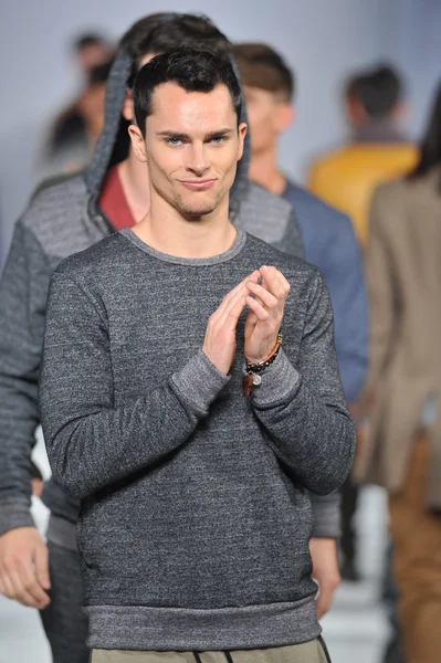 Los Angeles - March 14: A Models walk the runway finale at Madisonpark Collective during STYLE Fashion Week at Vibiana Cathedral on March 14, 2013 in Los Angeles, CA — Stock Photo, Image