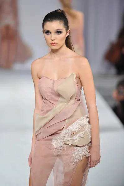 Los Angeles - March 13: A Model walks the runway at Quynh Paris during STYLE Fashion Week at Vibiana Cathedral on March 13, 2013 in Los Angeles, CA — Stock Photo, Image