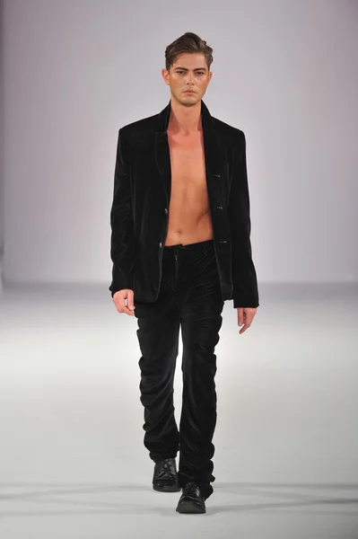 लॉस एंजिल्स 15 मार्च 2013 को लॉस एंजिल्स, सीए में विबियाना कैथेड्रल में स्टाइल फैशन वीक के दौरान रॉक्सैन निकी में एक मॉडल रनवे पर चलता है . — स्टॉक फ़ोटो, इमेज