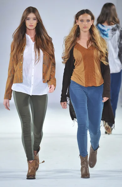 Los Angeles - 12 de marzo: Modelos caminando por la pista de XCVI durante la Semana de la Moda ESTILO en la Catedral de Vibiana el 12 de marzo de 2013 en Los Angeles, CA — Foto de Stock