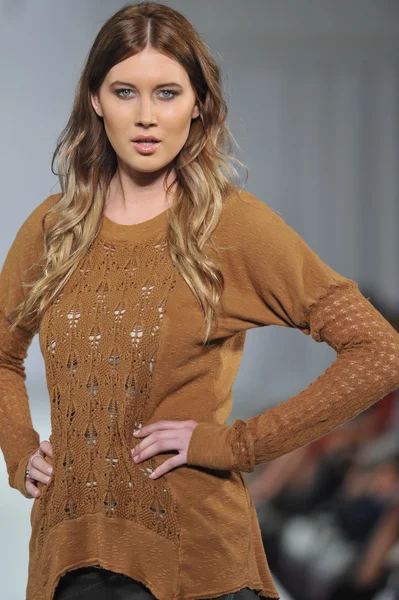 Los angeles - 12 Mart: model xcvi pist yürüyüş tarzı moda haftasında vibiana Katedrali, 12 Mart 2013 yılında los angeles, ca