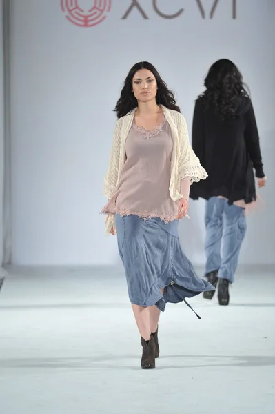 Los angeles - märz 12: model walking laufsteg von xcvi während der style fashion week in der kathedrale von vibiana am märz 12, 2013 in los angeles, ca — Stockfoto