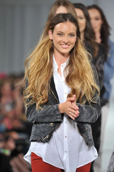 Los Angeles - 12 de março: Modelos caminhando pista de XCVI durante a Semana de Moda ESTILO na Catedral de Vibiana em 12 de março de 2013 em Los Angeles, CA — Fotografia de Stock