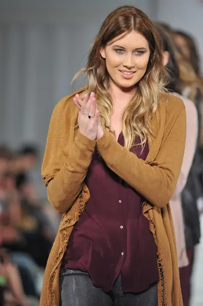 Los Angeles - March 12: Model walking runway of XCVI during STYLE Fashion Week at Vibiana Cathedral on March 12, 2013 in Los Angeles, CA — Stock Photo, Image