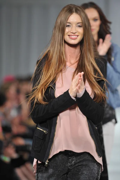 Los angeles - märz 12: model walking laufsteg von xcvi während der style fashion week in der kathedrale von vibiana am märz 12, 2013 in los angeles, ca — Stockfoto